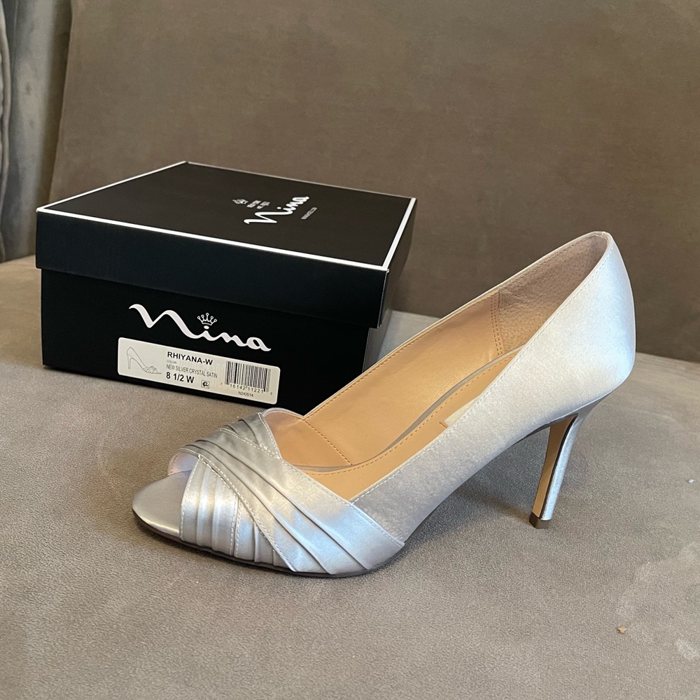 Nina peep toe pumps brand new never worn